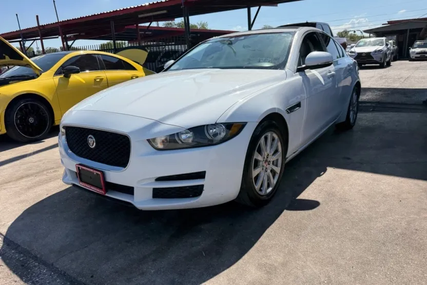 2019 Jaguar XE photo 1
