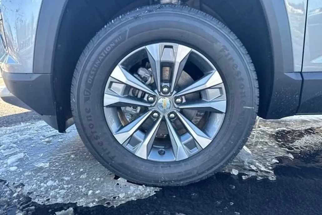 2025 Chevrolet Equinox LT photo 1