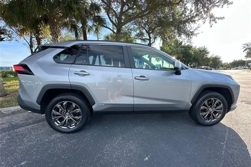 2024 Toyota RAV4 Hybrid Limited photo 1