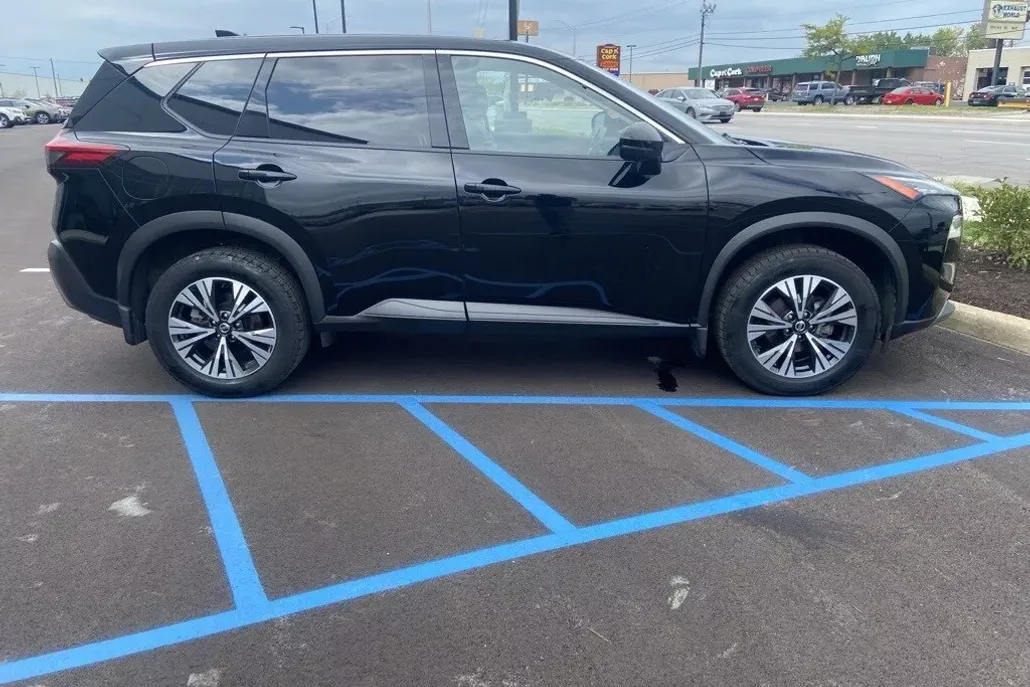 2021 Nissan Rogue SV photo 1