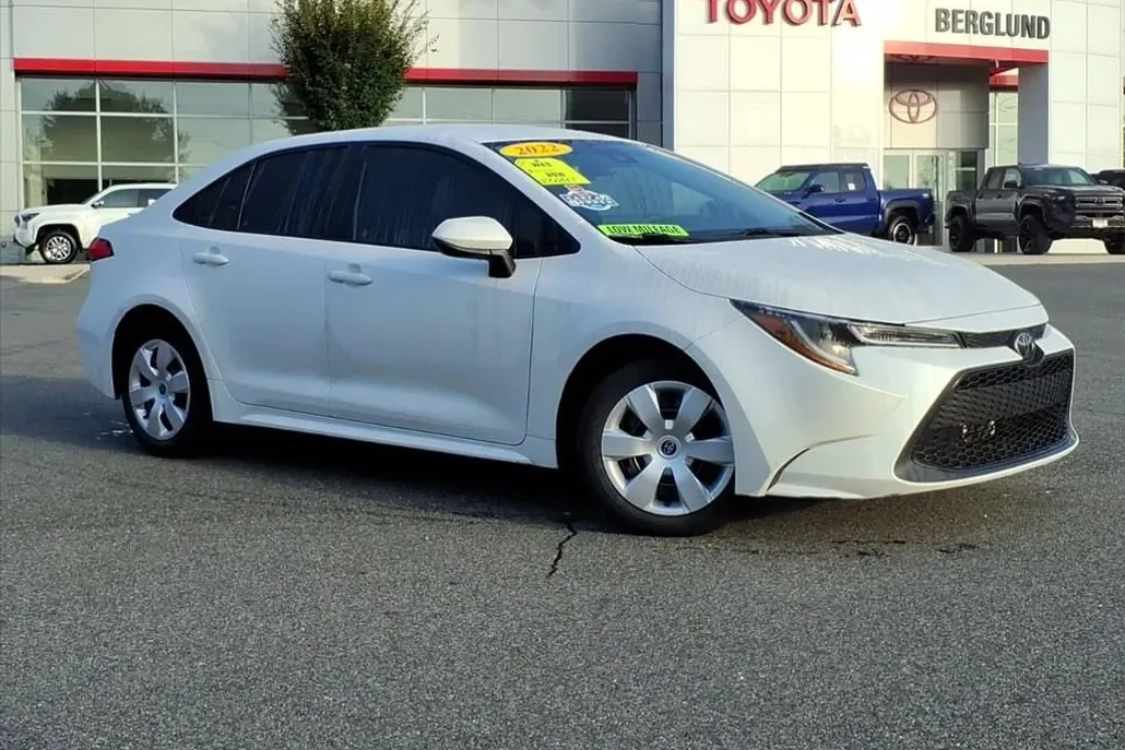 2022 Toyota Corolla LE photo 1