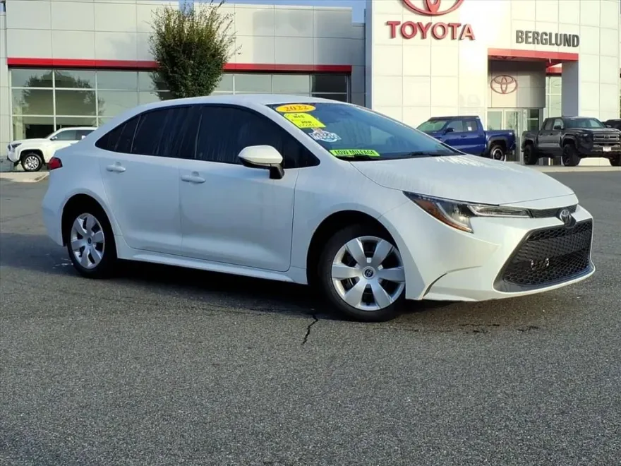 2022 Toyota Corolla LE photo 1