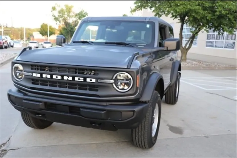2025 Ford Bronco Base photo 1