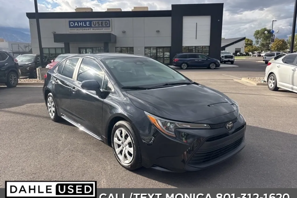2023 Toyota Corolla LE photo 1