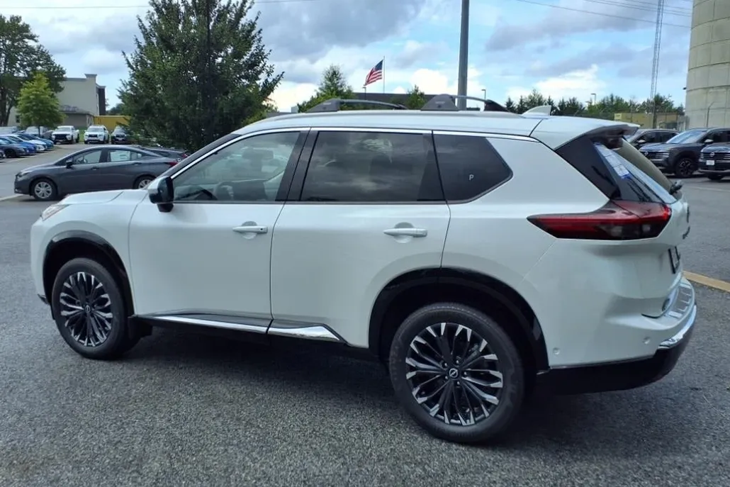 2025 Nissan Rogue Platinum photo 1