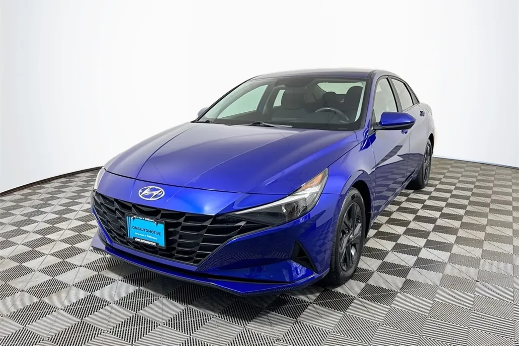 2022 Hyundai Elantra SEL photo 1