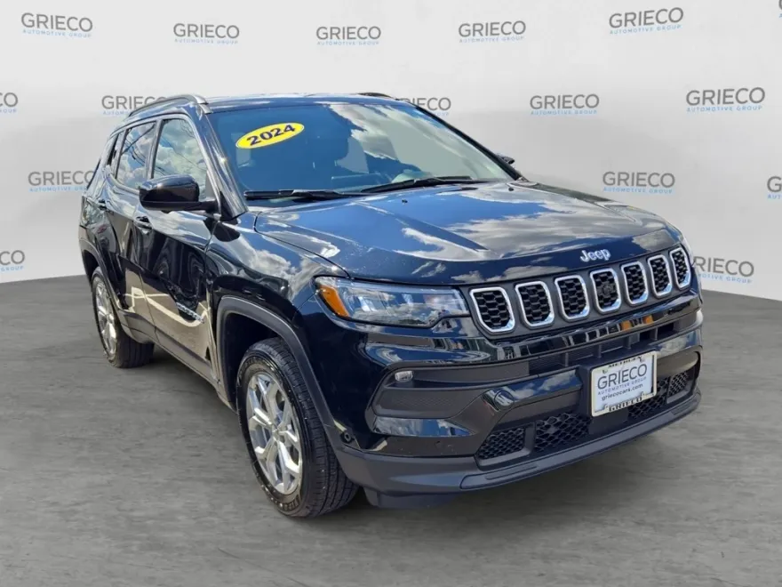 2024 Jeep Compass Latitude photo 1