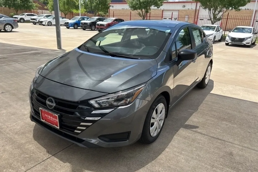 2025 Nissan Versa 1.6 S photo 1
