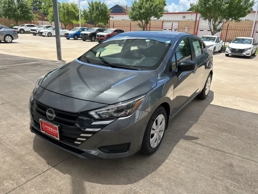 2025 Nissan Versa 1.6 S photo 1