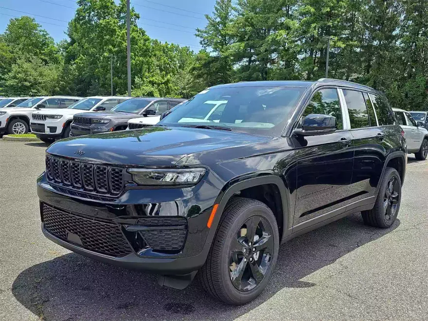 2025 Jeep Grand Cherokee Altitude photo 1