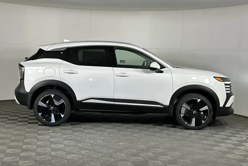 2025 Nissan Kicks SR photo 1