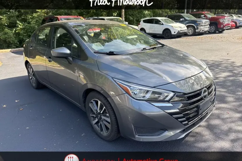 2023 Nissan Versa 1.6 SV photo 1
