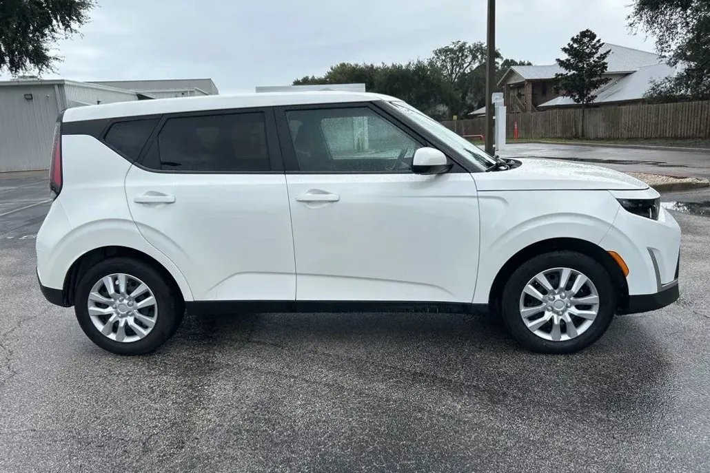 2023 Kia Soul LX photo 1