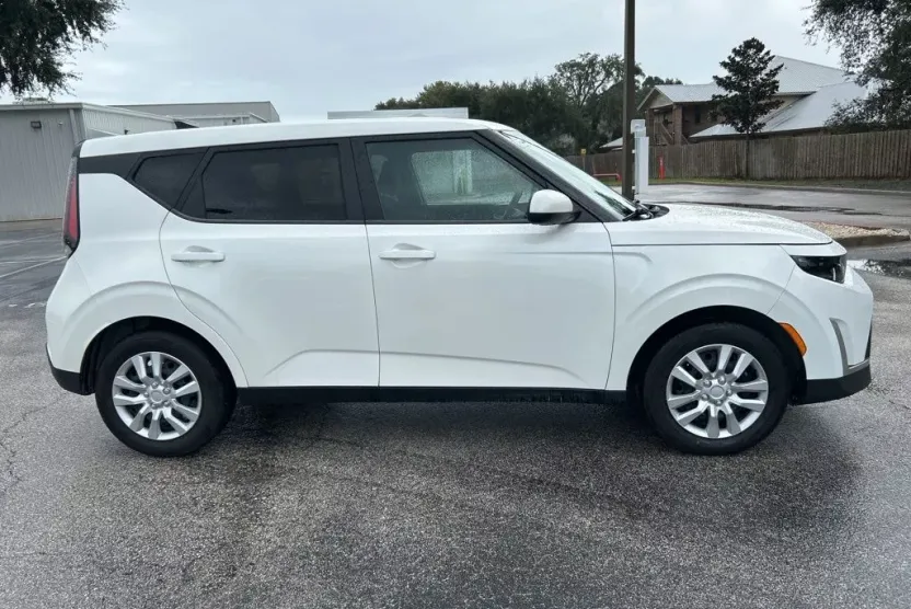 2023 Kia Soul LX photo 1