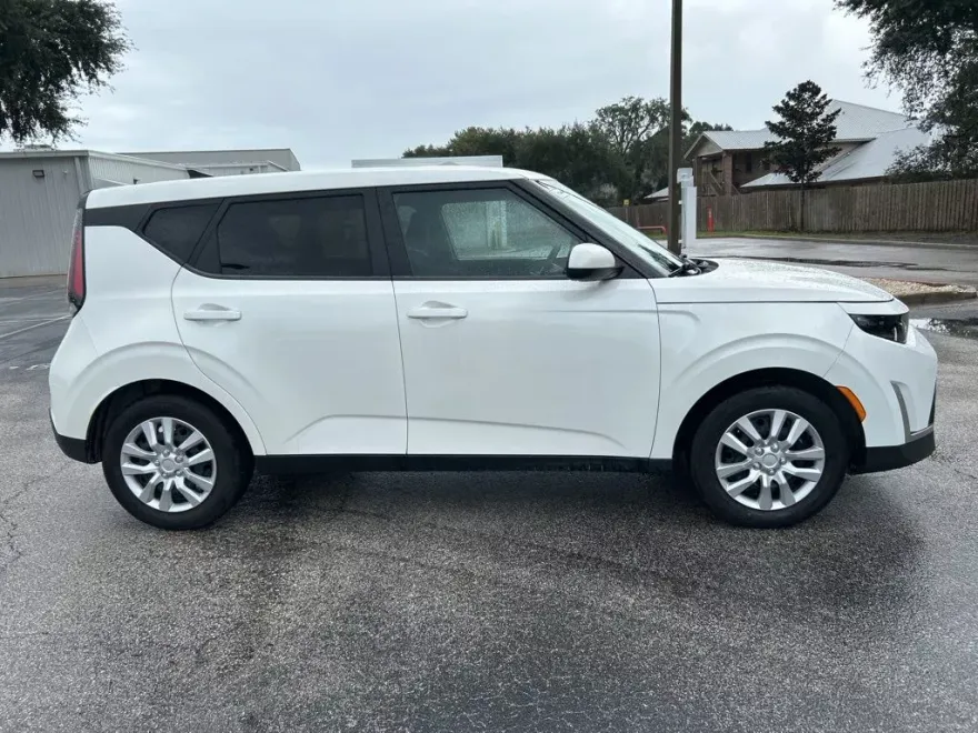 2023 Kia Soul LX photo 1