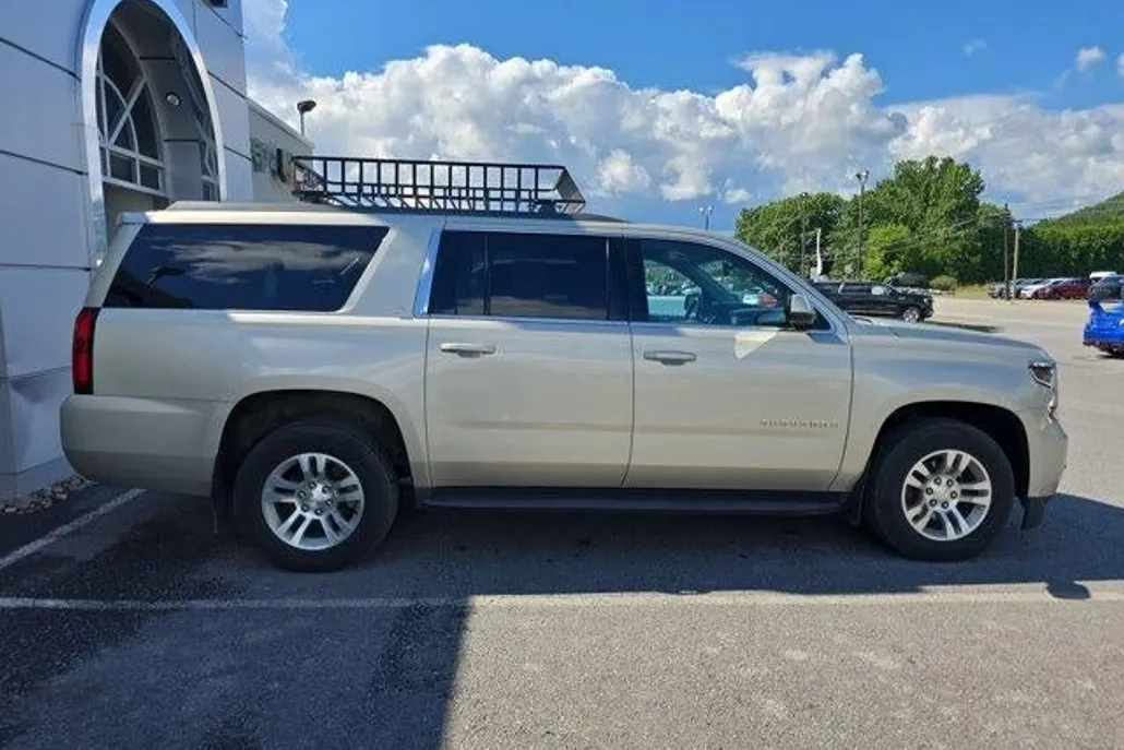 2017 Chevrolet Suburban 1500 LT photo 1