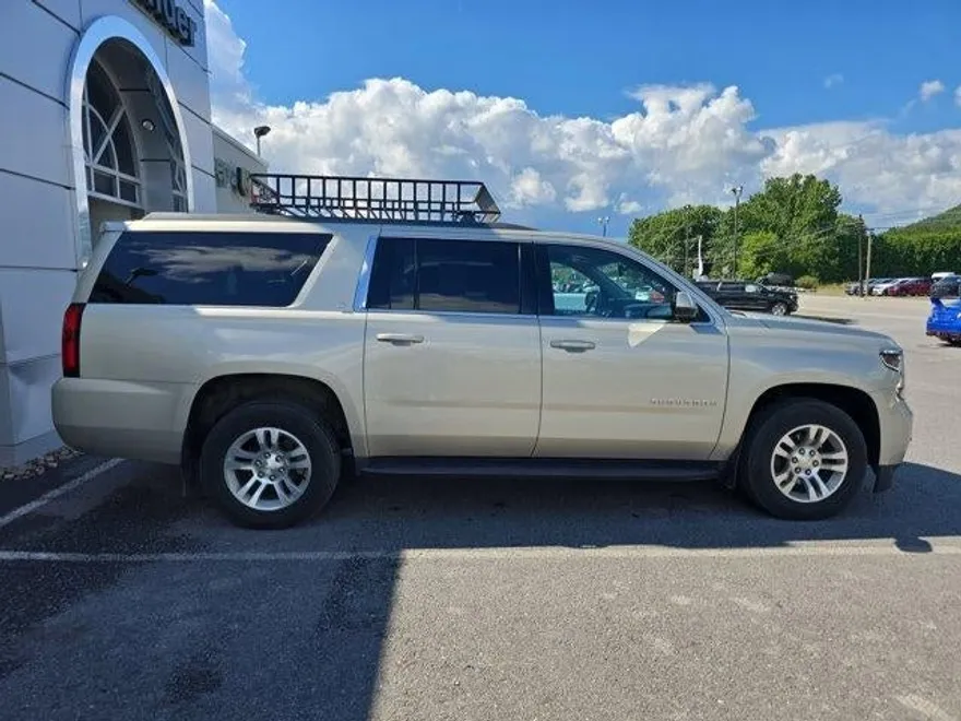 2017 Chevrolet Suburban 1500 LT photo 1