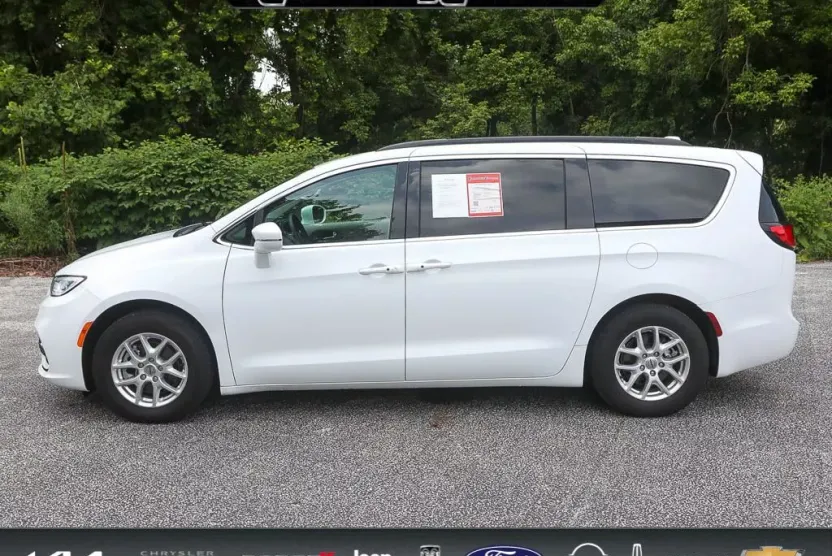 2022 Chrysler Pacifica Touring L photo 1