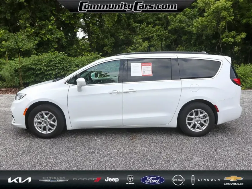 2022 Chrysler Pacifica Touring L photo 1
