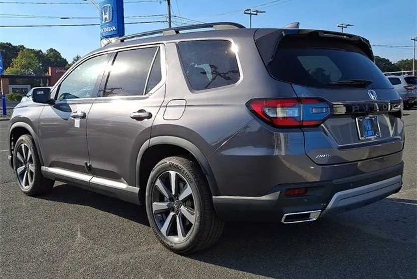2025 Honda Pilot Touring photo 1