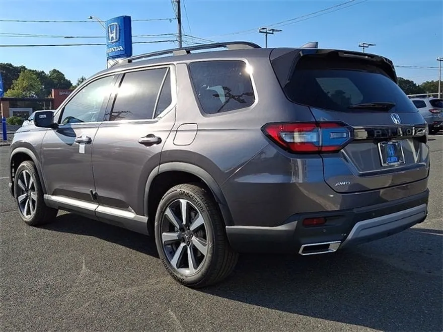 2025 Honda Pilot Touring photo 1
