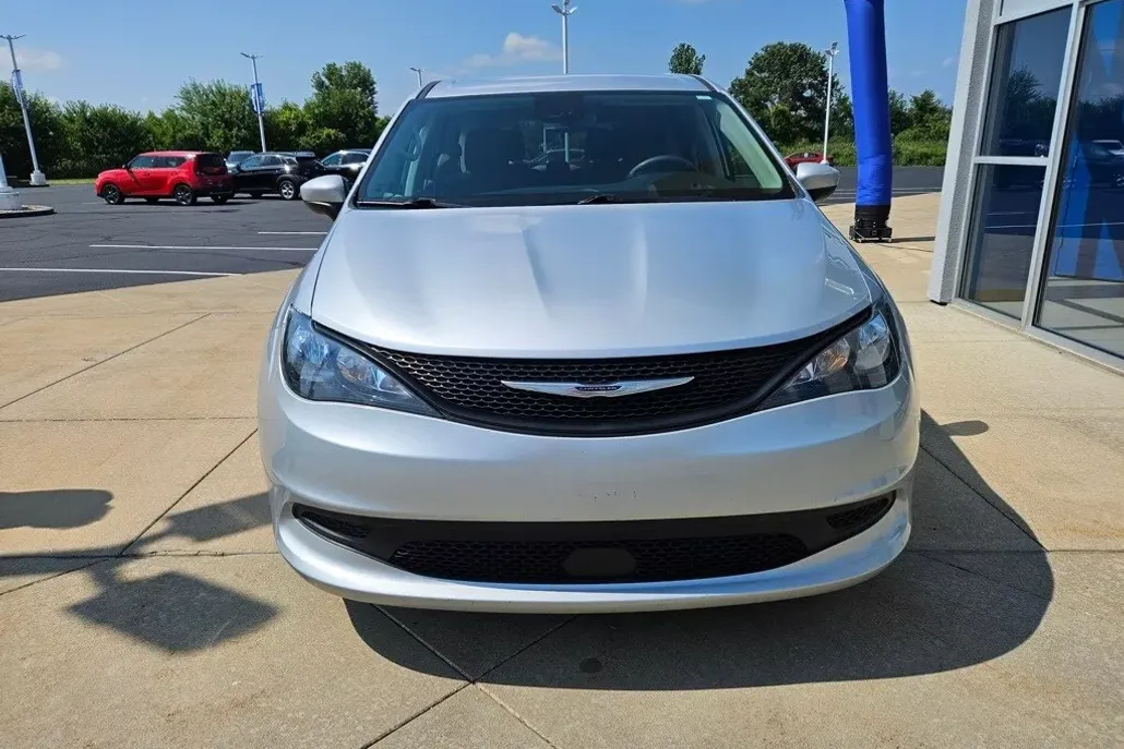 2023 Chrysler Voyager LX photo 1