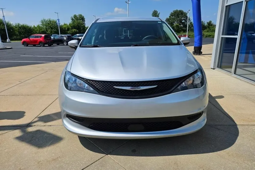 2023 Chrysler Voyager LX photo 1