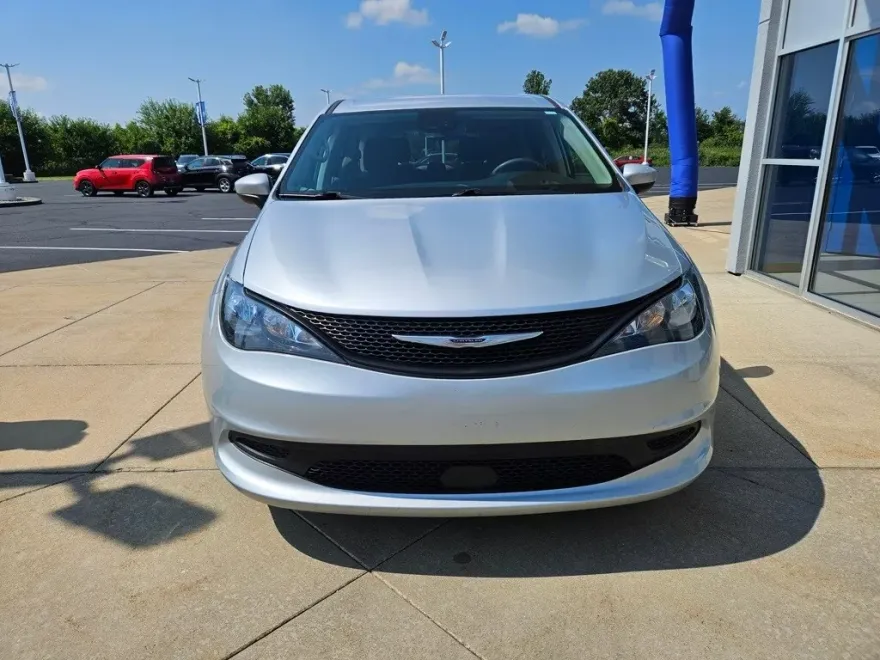2023 Chrysler Voyager LX photo 1