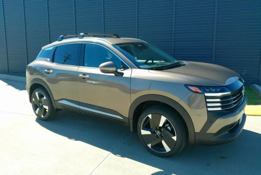 2025 Nissan Kicks SR photo 1