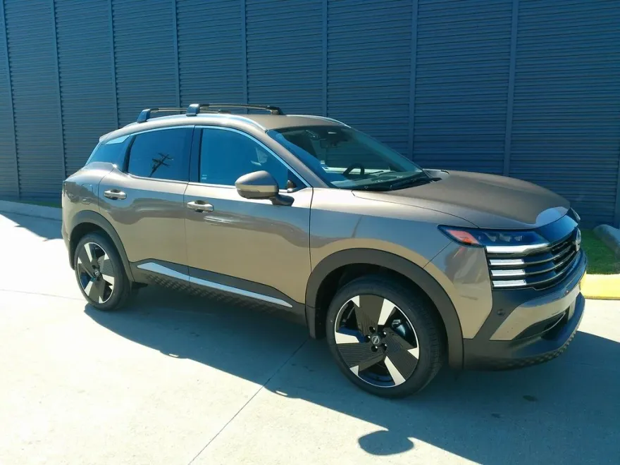 2025 Nissan Kicks SR photo 1