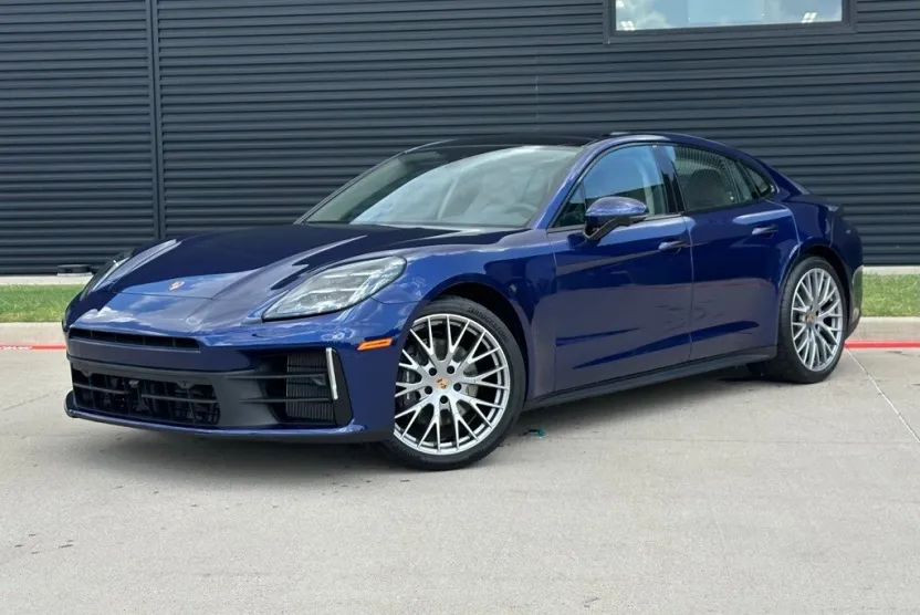 2025 Porsche Panamera 4 photo 1
