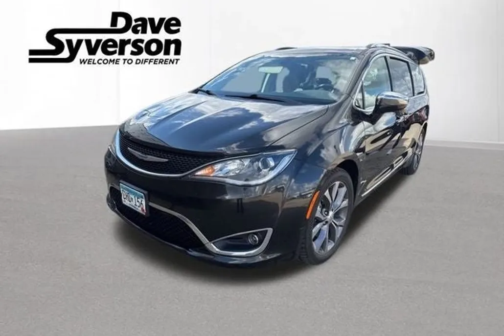 2018 Chrysler Pacifica Limited photo 1