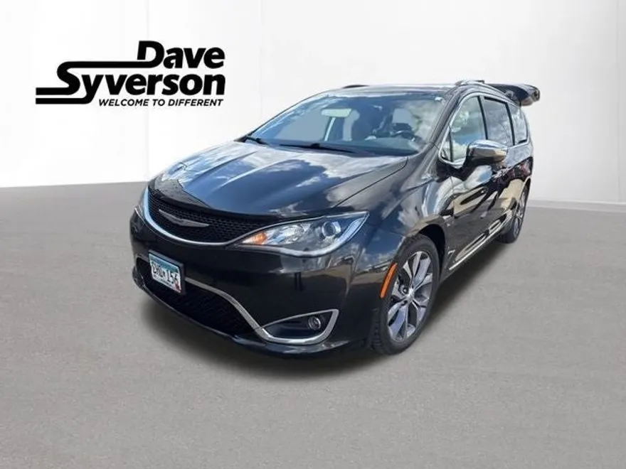 2018 Chrysler Pacifica Limited photo 1