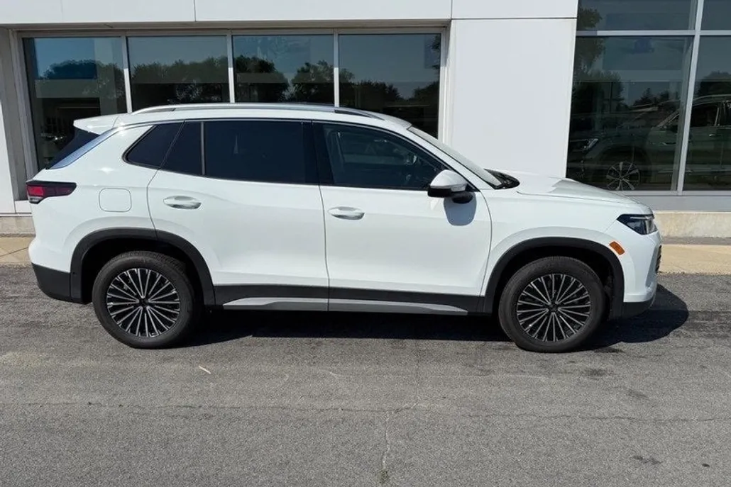 2025 Volkswagen Tiguan S photo 1
