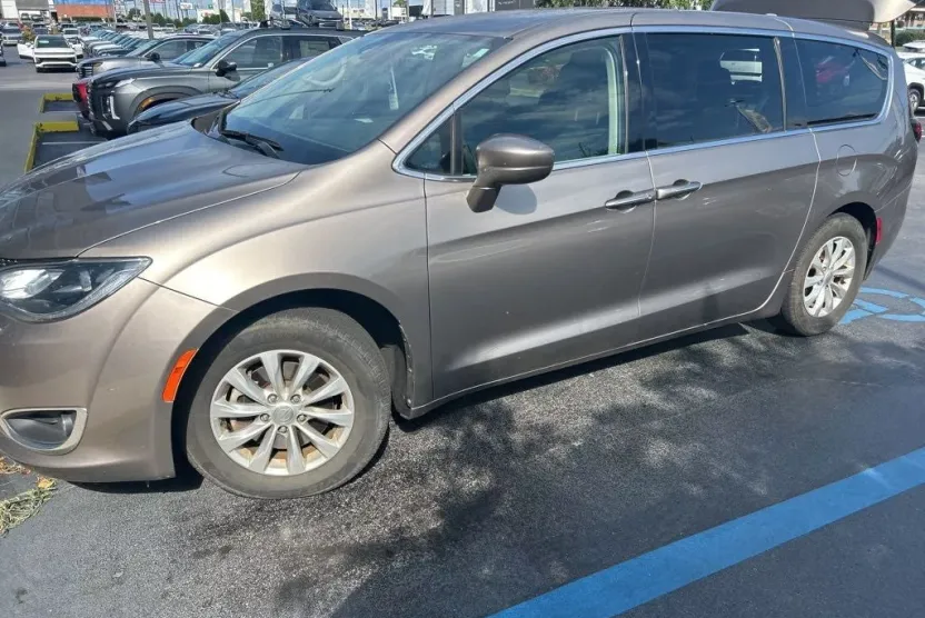 2018 Chrysler Pacifica Touring Plus photo 1