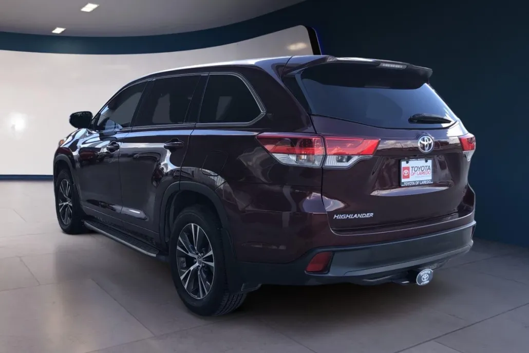 2018 Toyota Highlander LE photo 1