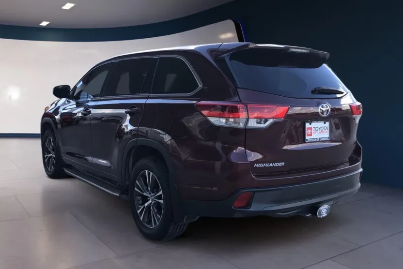 2018 Toyota Highlander LE photo 1
