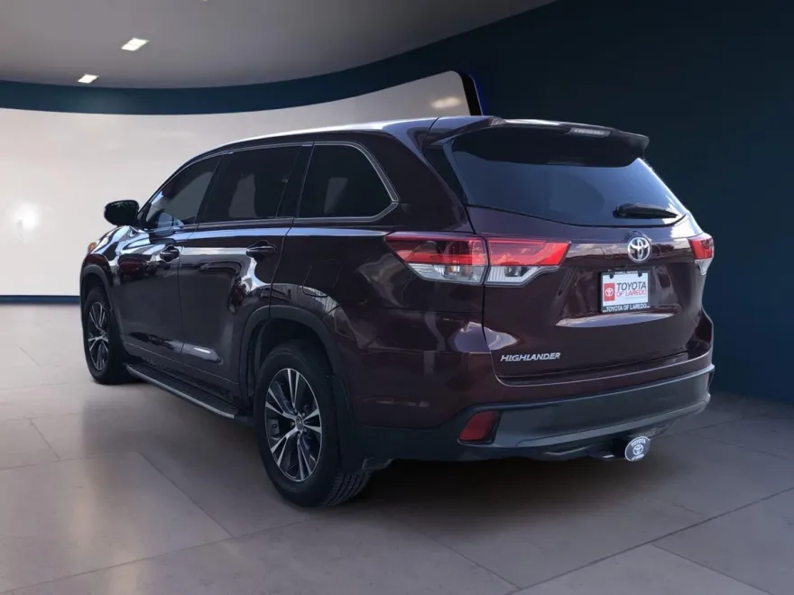 2018 Toyota Highlander LE photo 1