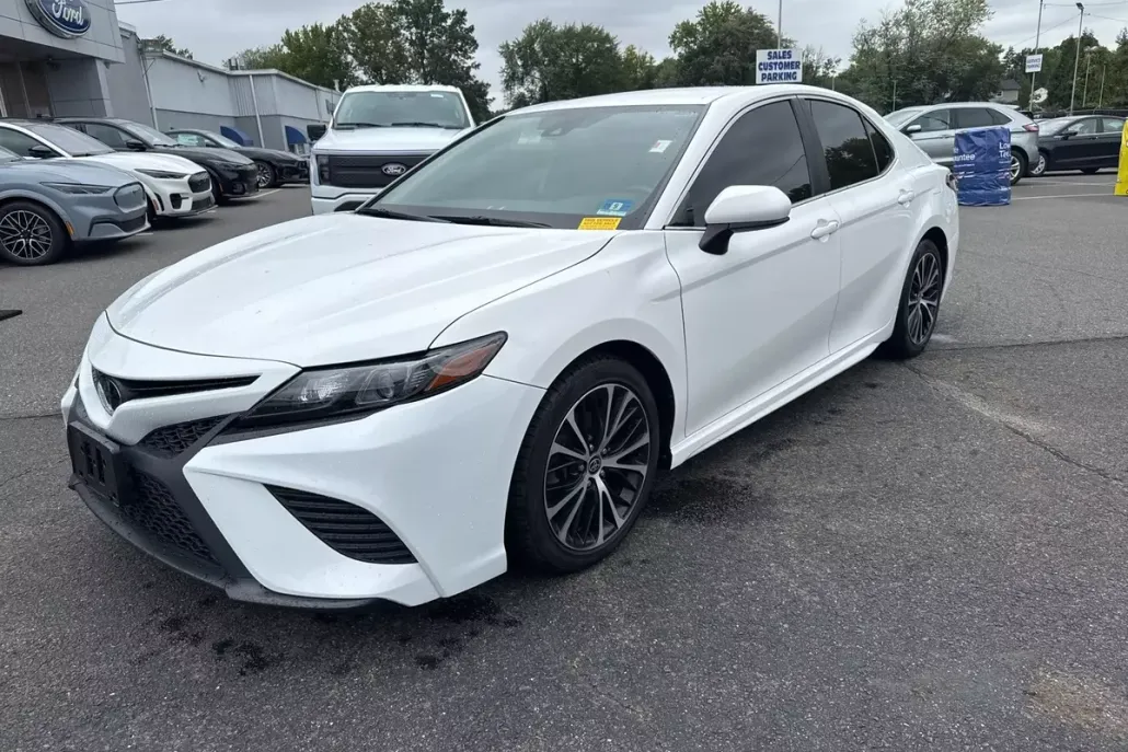 2020 Toyota Camry SE photo 1