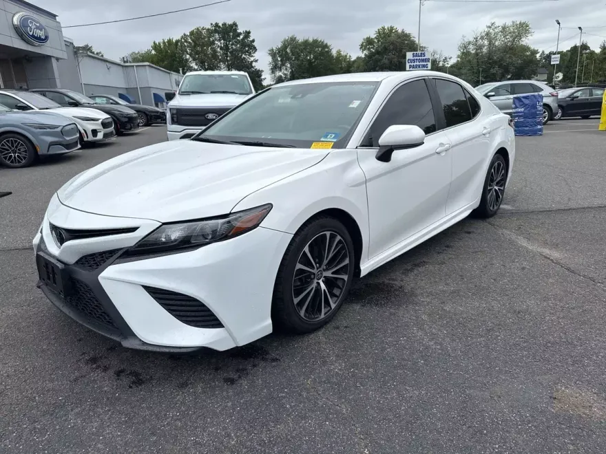 2020 Toyota Camry SE photo 1