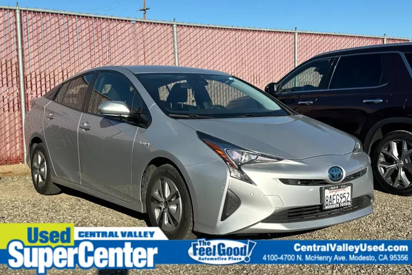 2017 Toyota Prius Four photo 1