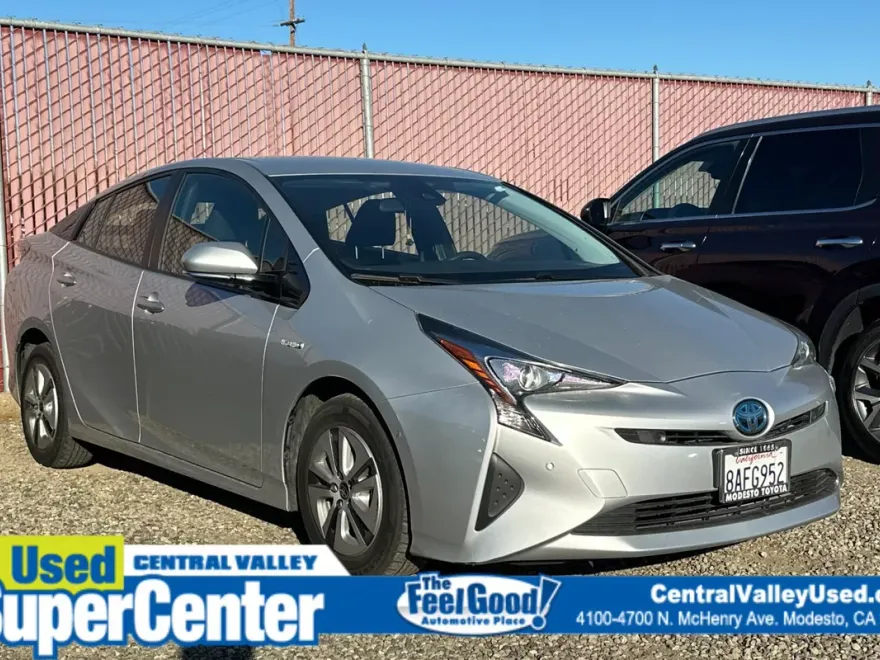 2017 Toyota Prius Four photo 1