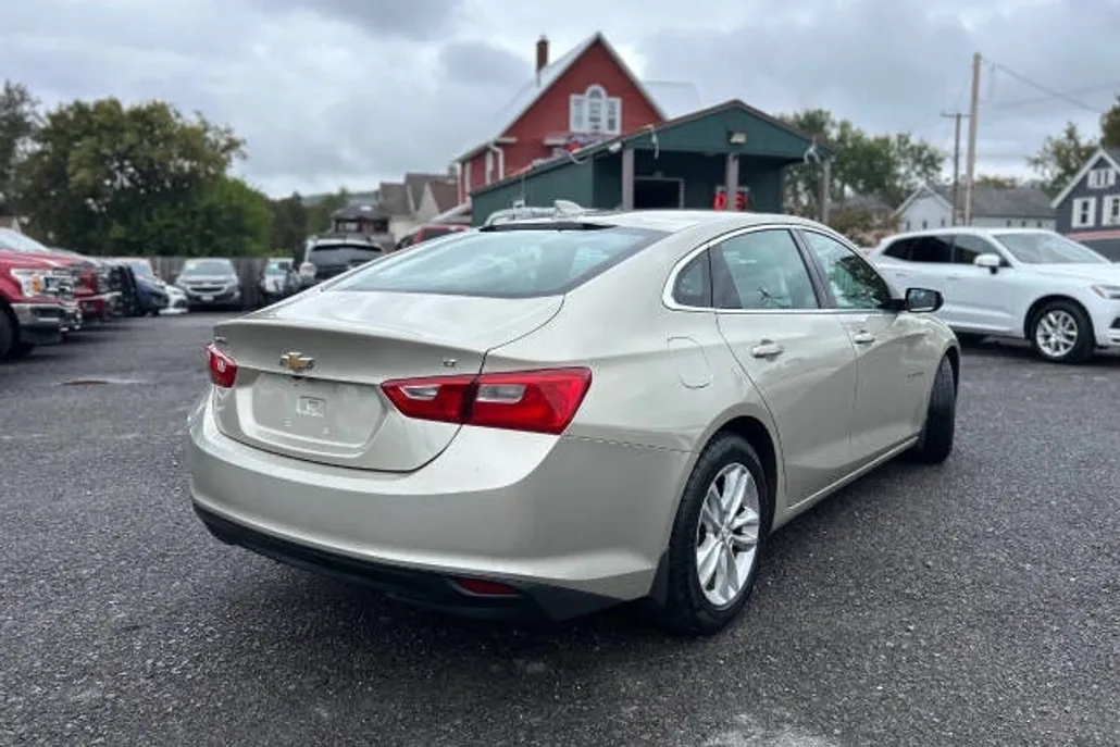 2016 Chevrolet Malibu 1LT photo 1