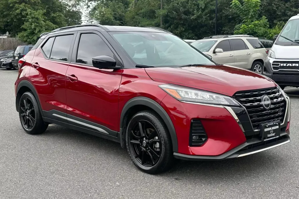2023 Nissan Kicks SR photo 1