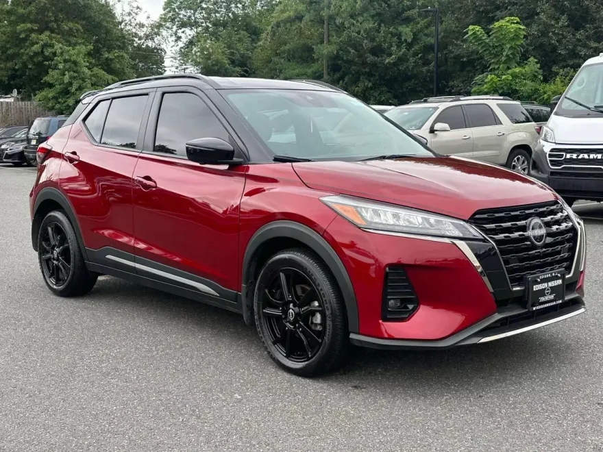 2023 Nissan Kicks SR photo 1