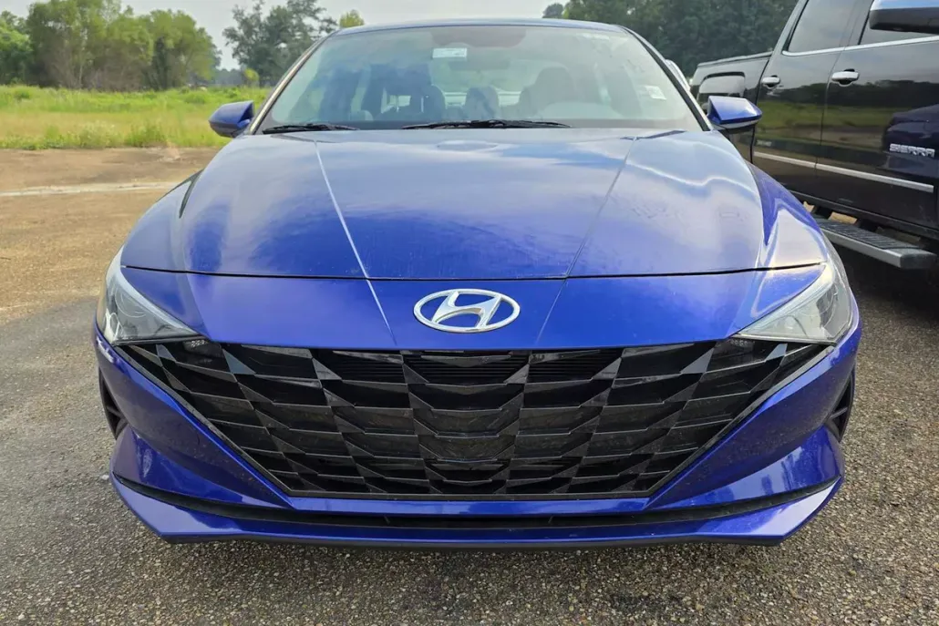 2023 Hyundai Elantra SEL photo 1