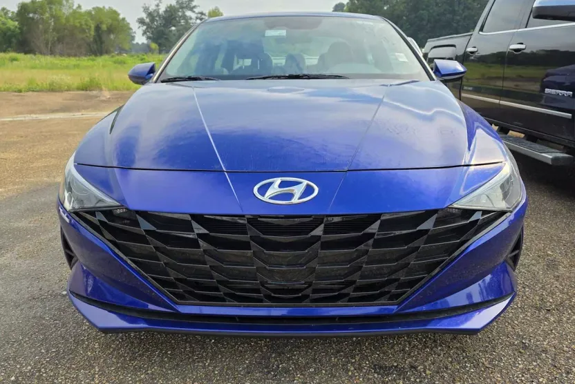 2023 Hyundai Elantra SEL photo 1