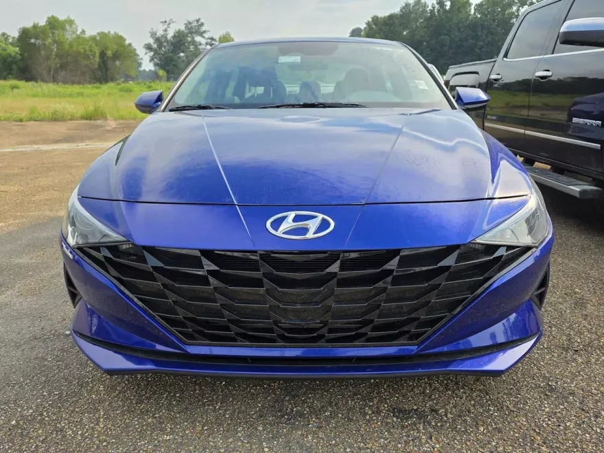 2023 Hyundai Elantra SEL photo 1