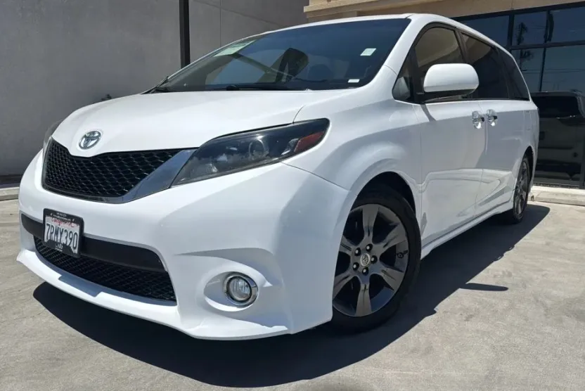2015 Toyota Sienna SE photo 1