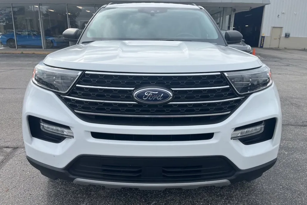 2023 Ford Explorer XLT photo 1